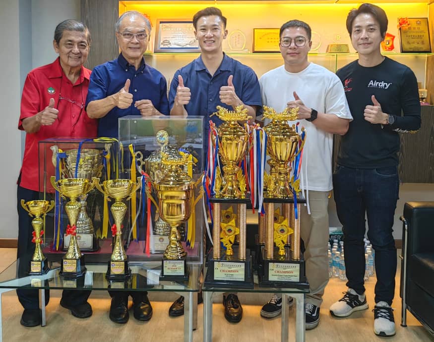 12th Sept 2024-KKCCCI’s Dragon Boat Team handing over the winning trophies to President Datuk Michael Lui